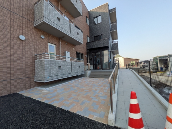 エントランス　ベビーカーや車いすもスムーズなバリアフリー仕様です。