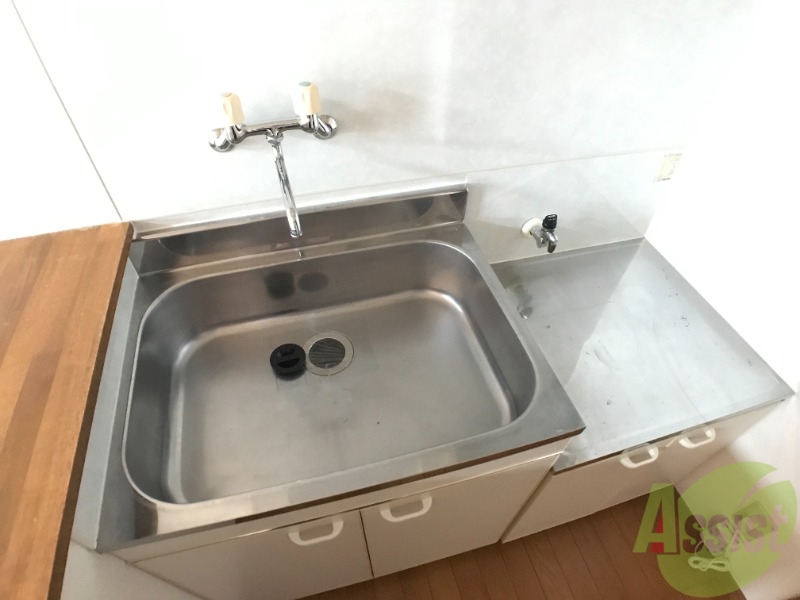 キッチン　キッチンはシンプルで、一人暮らしにはちょうど良いサイズ。