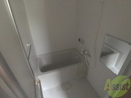 バス・シャワールーム　浴室は狭すぎず、シャワーも浴びやすそうです。