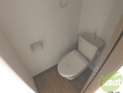 トイレ　トイレはウォシュレット機能付きです。安心して使用できますね。