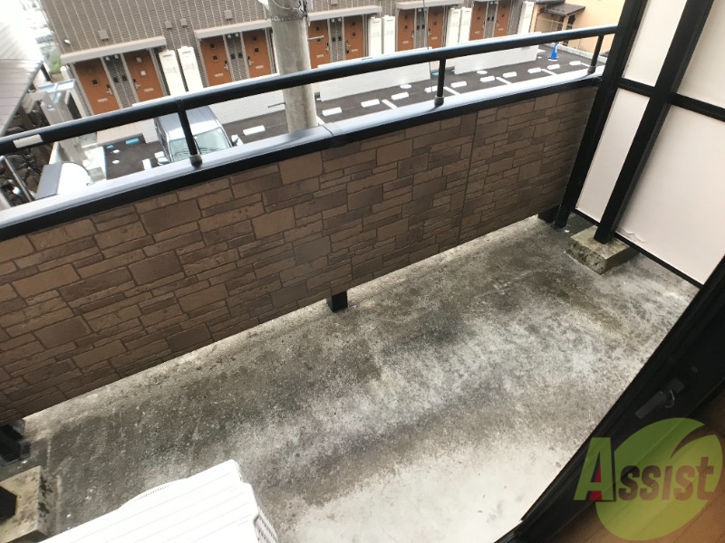 バルコニー　バルコニーは洗濯物を干すのに十分な広さがありますね。