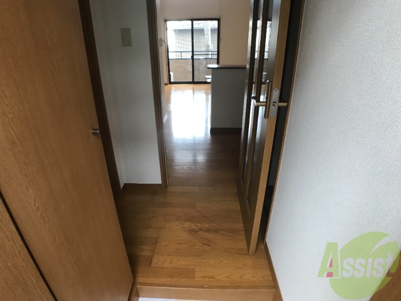 玄関　玄関からの様子です。すぐ部屋が見えないのは安心ですね。