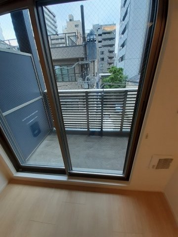 バルコニー　暖かな日差しのふりそそぐバルコニー