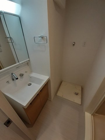 洗面設備　ゆったりとスペースのある洗面所