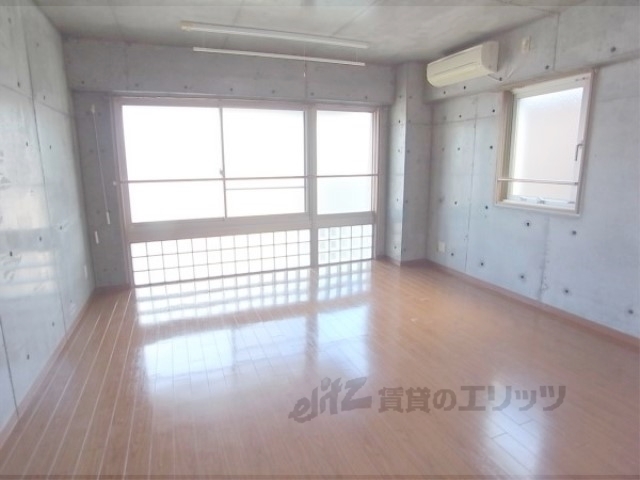 居室・リビング　８．１帖の洋室です