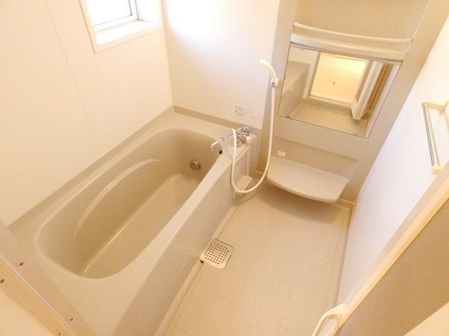 バス・シャワールーム　窓付きの足を伸ばせる広々としたバスルーム