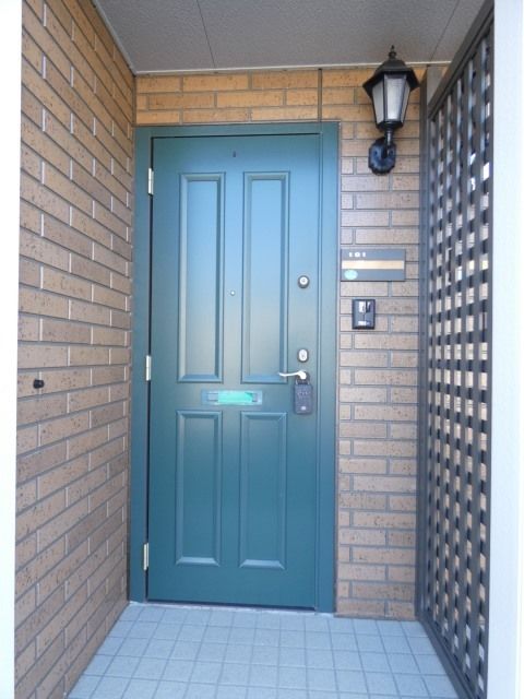 セキュリティ　TVモニターホンにダブルロック付の玄関です