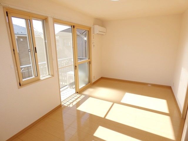 その他部屋・スペース　バルコニー側洋室は日当た良好です