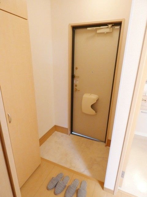 玄関　玄関には大きなシューズボックスのほかにも収納があります