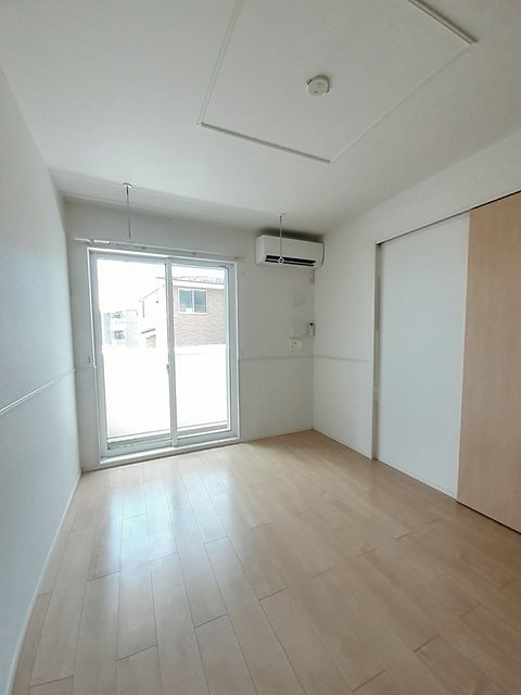 居室・リビング　エアコン完備の室内です。