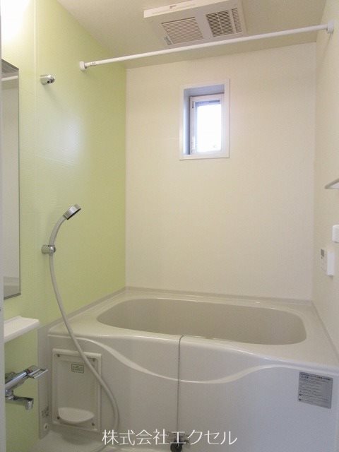 バス・シャワールーム　窓付きのお風呂です。