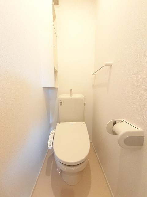 トイレ　温水洗浄便座です。