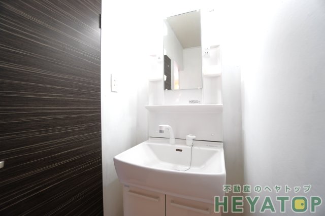 洗面設備　便利なシャワー付き洗面化粧台（同仕様写真）