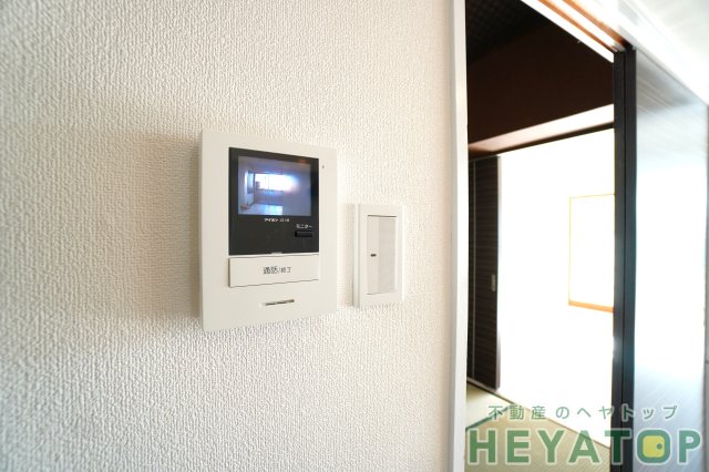 セキュリティ　モニター付きドアホンで安心確認（同仕様写真）