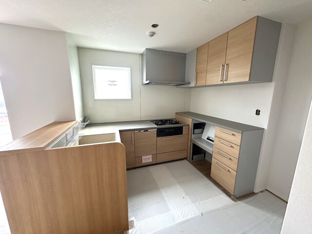 キッチン　◆収納豊富◆ゆとりあるキッチンスペース◆※建築中