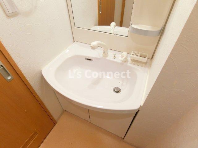 洗面設備　朝の支度もスムーズな独立洗面台。