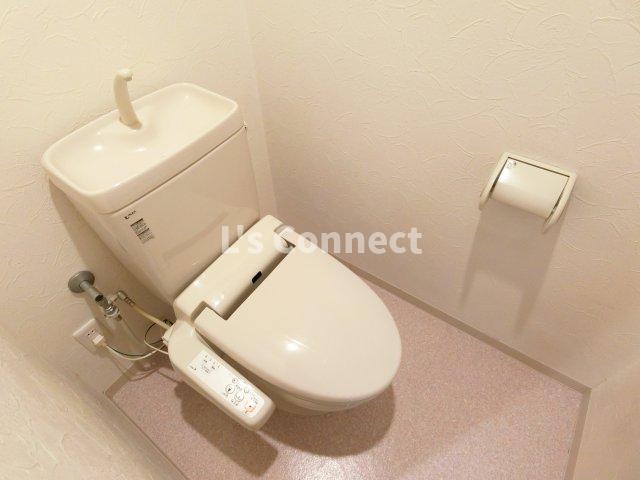 トイレ　温水洗浄便座付きのトイレ。