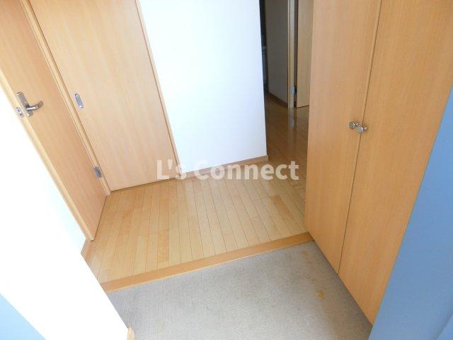 玄関　背の高い下駄箱で靴も収納できます。