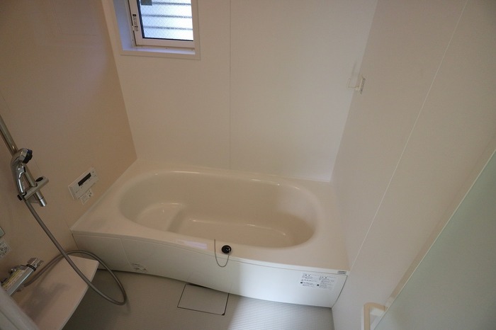 バス・シャワールーム　浴室乾燥機付きのお風呂！窓があって明るい！