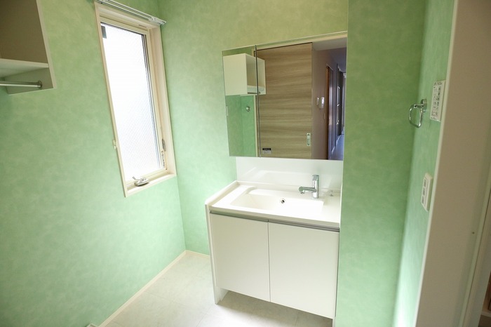 洗面設備　三面鏡付きの洗面化粧台あり☆