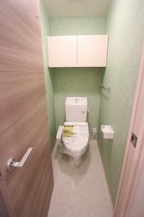 トイレ　収納付のトイレ！温水洗浄便座あり♪