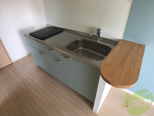 キッチン　キッチンはＩＨ２口備え付けで、お料理がはかどりますね。