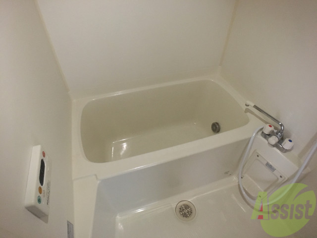 バス・シャワールーム　浴槽は狭すぎず、一日の疲れを癒せる空間になっております。