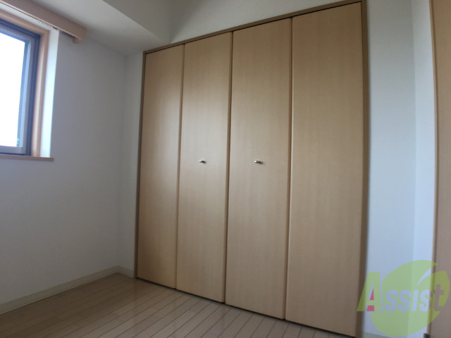 収納　こちらに収納があり、お洋服の収納に困りませんね。