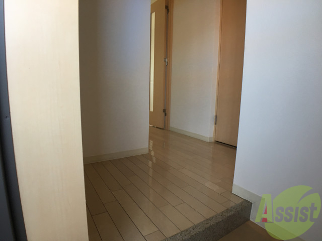 玄関　玄関の様子です。明るい印象を受けますね。