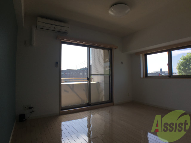 居室・リビング　リビングの撮影を致しました。窓からは陽の光が入ります