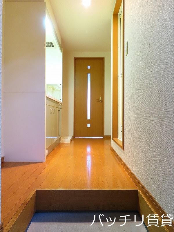 玄関　画像は同型タイプの為、現状を優先致します。