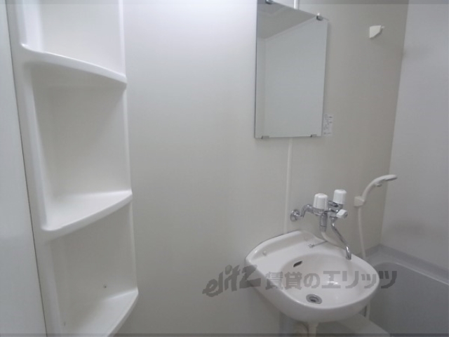 洗面設備　しっかりしたお風呂です