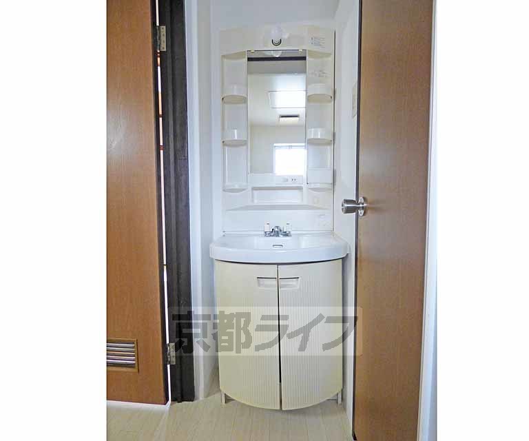 洗面設備　綺麗な洗面台です。