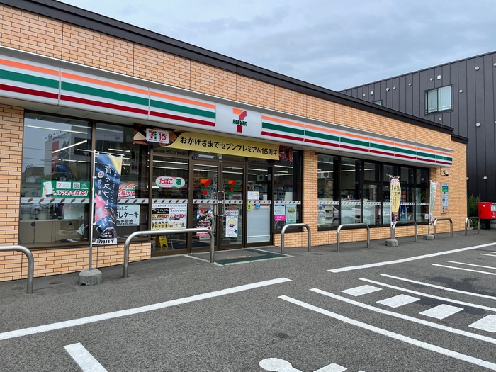 コンビニ　セブンイレブン（コンビニ）まで450m