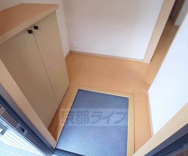 玄関　玄関とリビングの間にはドアもあります。