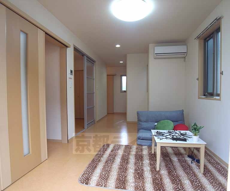 居室・リビング　リビングスペースは南向きで日当たり良好です。