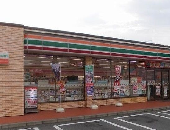 コンビニ　セブンイレブン（コンビニ）まで300m