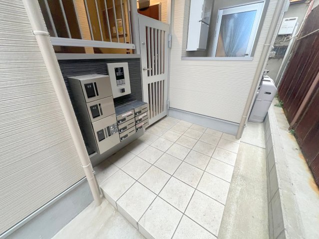 エントランス　オシャレなエントランスは安心のオートロック付きです。