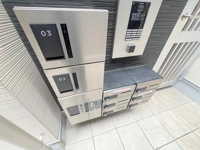 ロビー　ロビーにある各部屋毎のメールボックス。