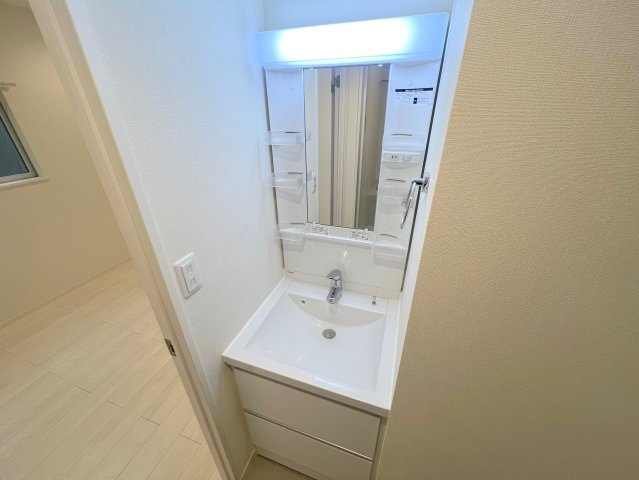 洗面設備　身支度が出来る独立洗面台です。