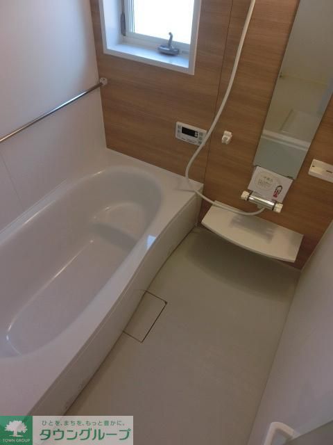 バス・シャワールーム　窓付きで風通し良好。