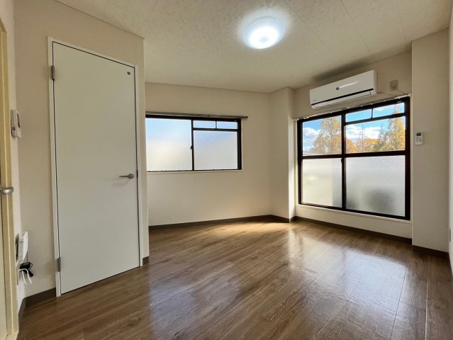 居室・リビング　別号室の画像です。ご参考下さい