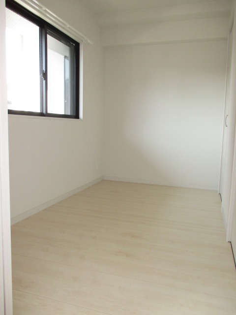 その他　落ち着いた色調の寝室です