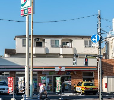 コンビニ　セブン－イレブン目黒鷹番１丁目店（コンビニ）まで150m