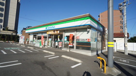 コンビニ　ファミリーマート鈴鹿算所店（コンビニ）まで282m