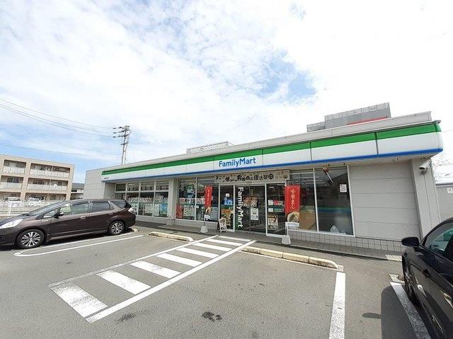 コンビニ　ファミリマート（コンビニ）まで1100m