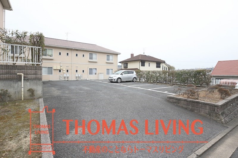 駐車場　真横に余剰駐車場があります。