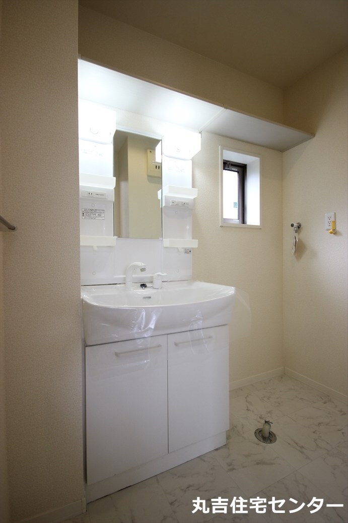 洗面設備　朝の身支度やちょっとしたお洗濯に便利なシャワー付き洗面台