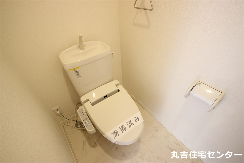 トイレ　温水洗浄便座です