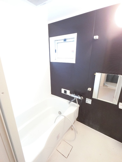 バス・シャワールーム　窓付き浴室です